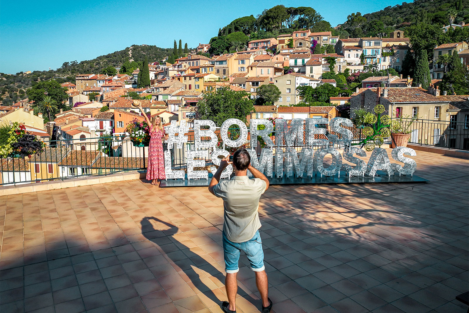 Couple devant le village de Bormes les Mimosas