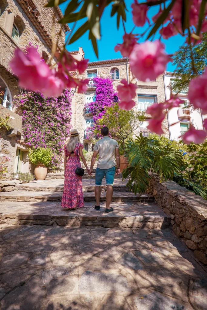 Couple ruelle Bormes les Mimosas