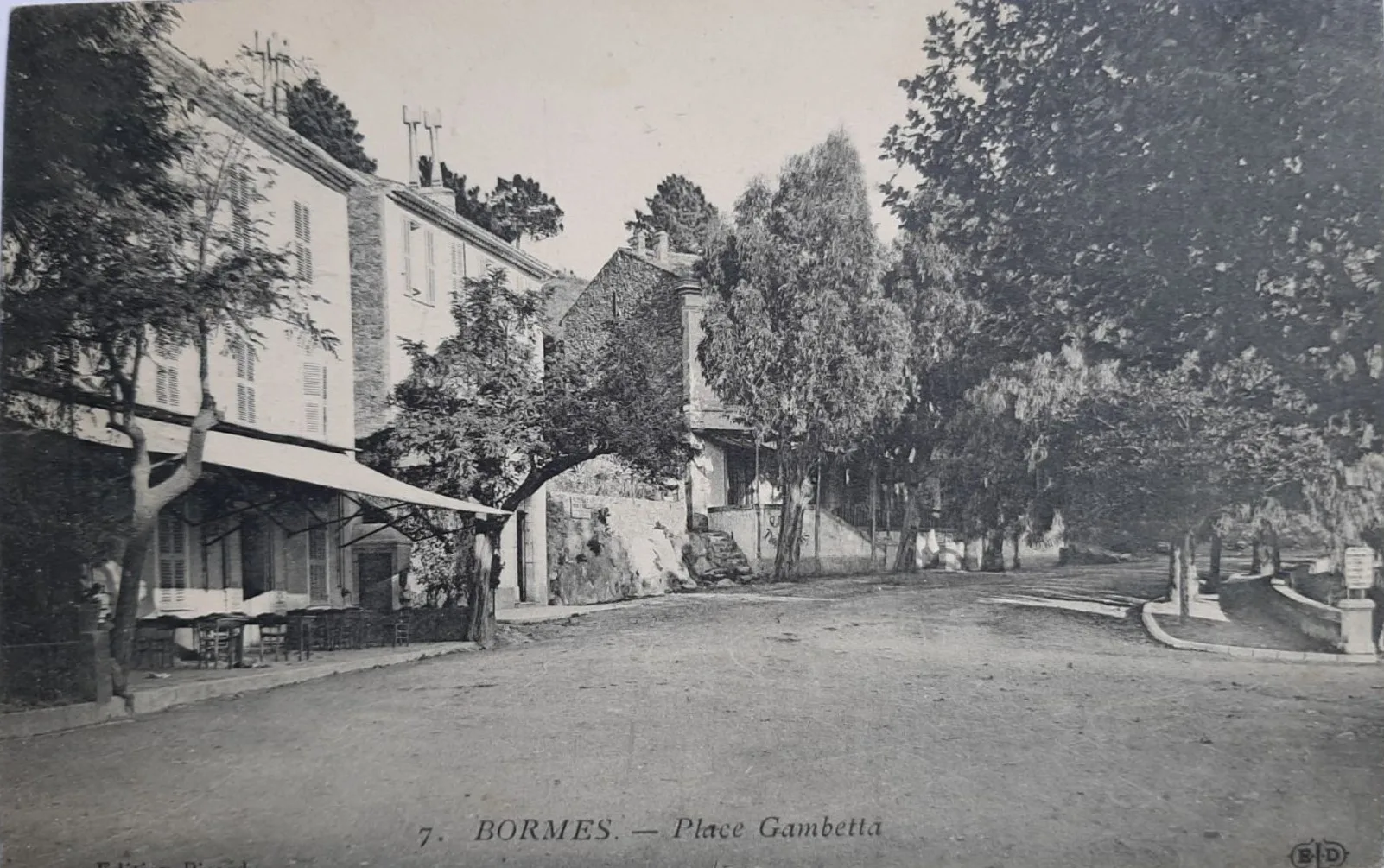 Place Gambetta Bormes les Mimosas