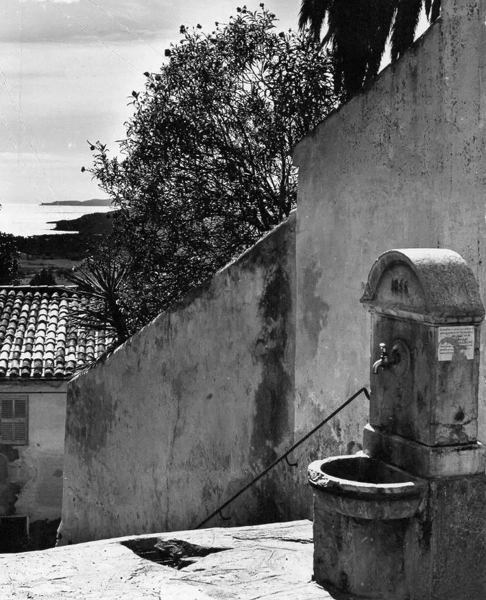 Fontaine place Chapon Bormes