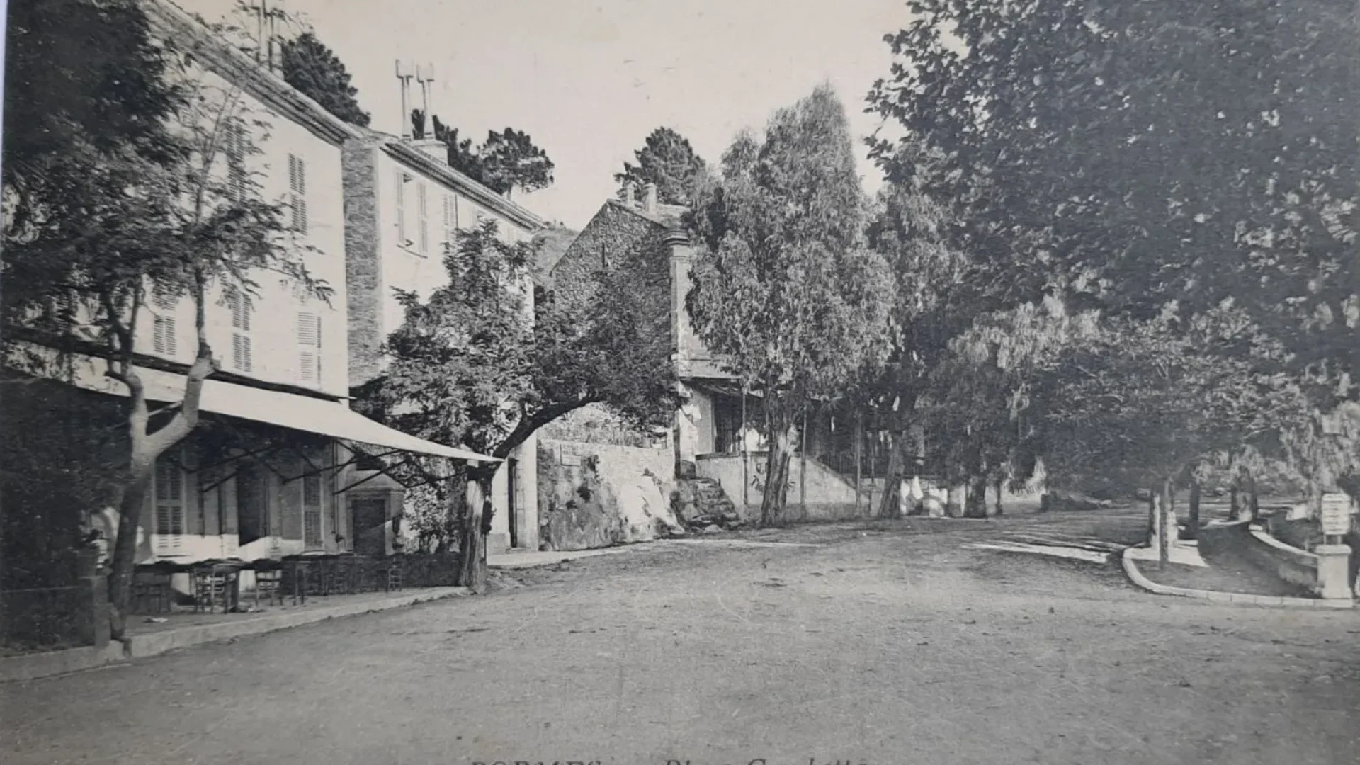 Place Gambetta Bormes les Mimosas