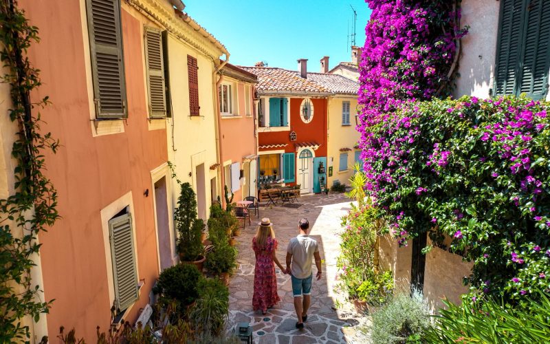 Couple se promenant dans le village de Bormes