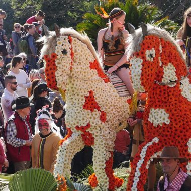 Le Corso fleuri (Umzugswagen mit Blumen)